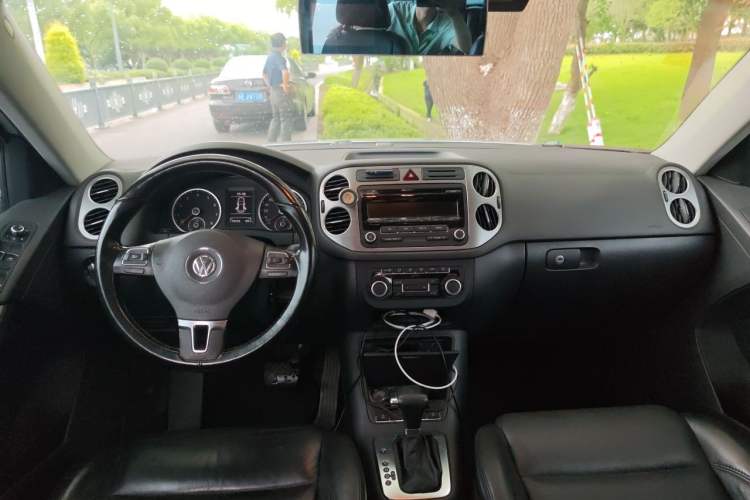 Used Volkswagen Tiguan 2010 1.8 TSI Automatic Two-Wheel Drive Trend Edition Center Console