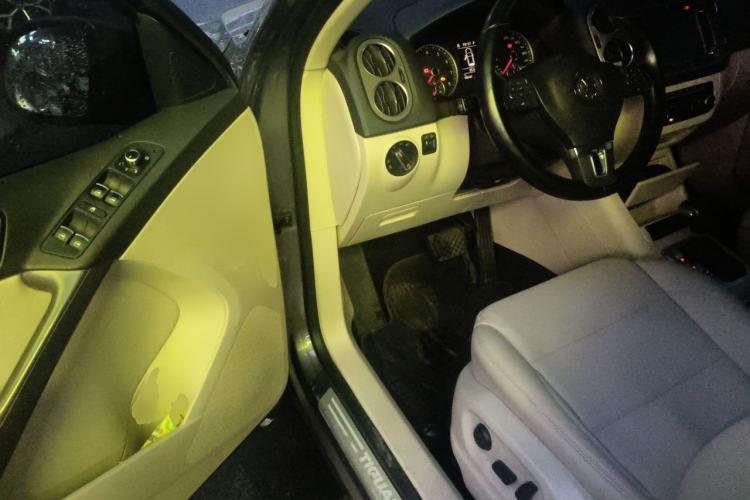 Used Volkswagen Tiguan 2010 1.8TSI Automatic All-Wheel-Drive Elite Edition Driver Seat