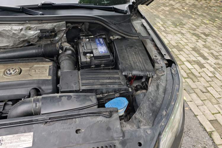 Used Volkswagen Tiguan 2010 2.0 TSI Automatic All-Wheel-Drive Elite Edition Engine Bay Left