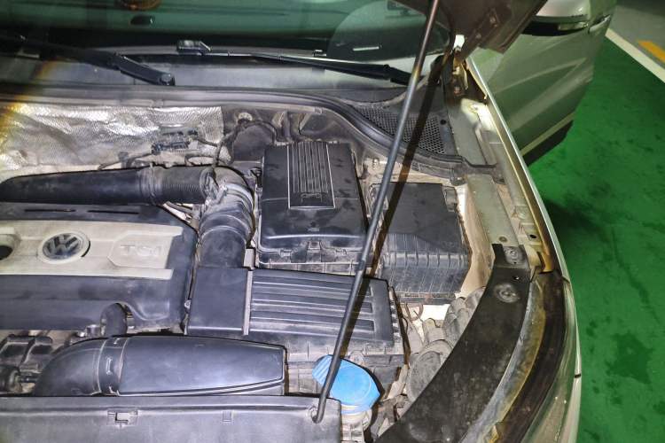 Used Volkswagen Tiguan 2010 2.0 TSI Automatic All-Wheel Drive Flagship Navigation Edition Engine Bay Left