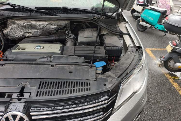 Used Volkswagen Tiguan 2010 2.0 TSI Automatic All-Wheel Drive Flagship Edition Engine Bay Left