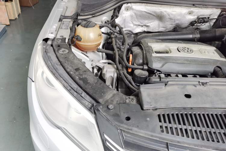 Used Volkswagen Tiguan 2010 2.0 TSI Automatic All-Wheel Drive Flagship Navigation Edition Engine Bay Right
