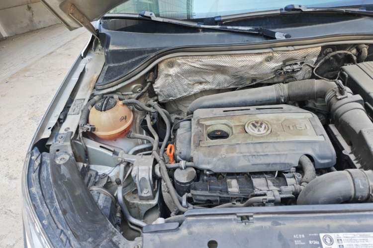Used Volkswagen Tiguan 2010 2.0 TSI Automatic All-Wheel-Drive Elite Edition Engine Bay Right
