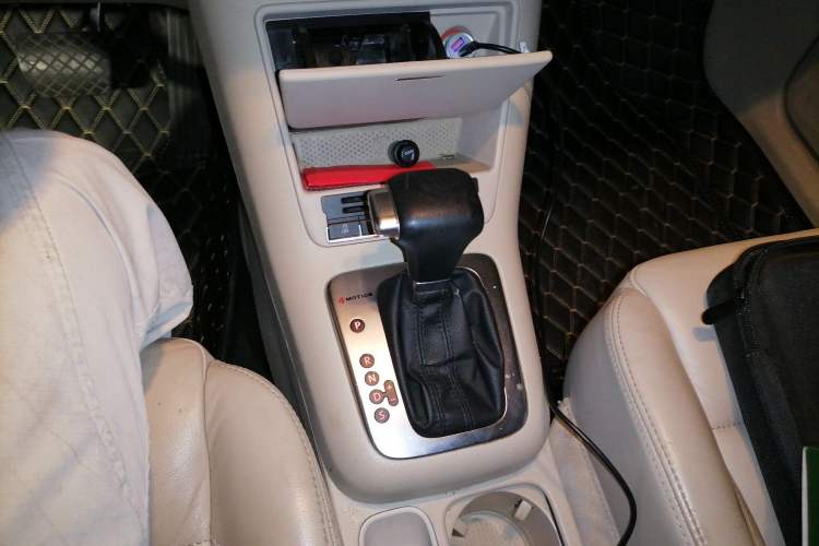 Used Volkswagen Tiguan 2010 2.0 TSI Automatic All-Wheel-Drive Elite Edition Gear Lever