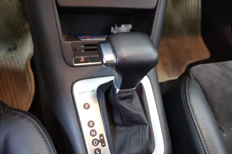 Used Volkswagen Tiguan 2010 2.0 TSI Automatic All-Wheel Drive Flagship Navigation Edition Gear Lever