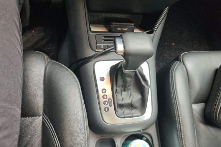 Used Volkswagen Tiguan 2010 2.0 TSI Automatic All-Wheel-Drive Elite Edition Gear Lever