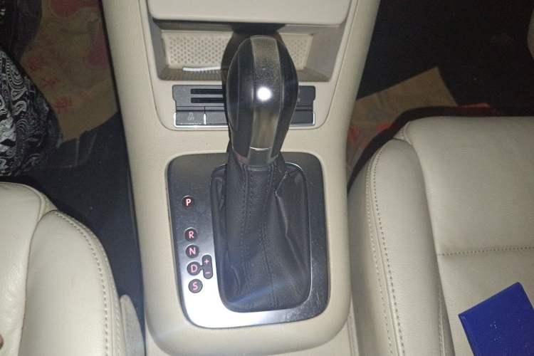 Used Volkswagen Tiguan 2010 1.8 TSI Automatic Two-Wheel Drive Trend Edition Gear Lever