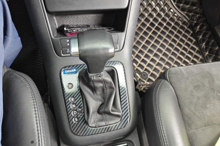 Used Volkswagen Tiguan 2010 2.0 TSI Automatic All-Wheel Drive Flagship Edition Gear Lever