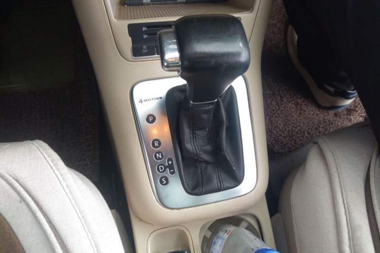 Used Volkswagen Tiguan 2010 2.0 TSI Automatic All-Wheel Drive Flagship Edition Gear Lever