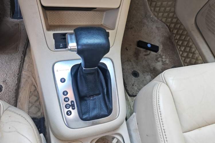 Used Volkswagen Tiguan 2010 2.0 TSI Automatic All-Wheel-Drive Elite Edition Gear Lever