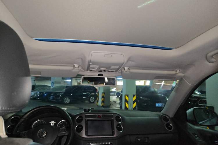 Used Volkswagen Tiguan 2010 2.0 TSI Automatic All-Wheel Drive Flagship Edition Headliner