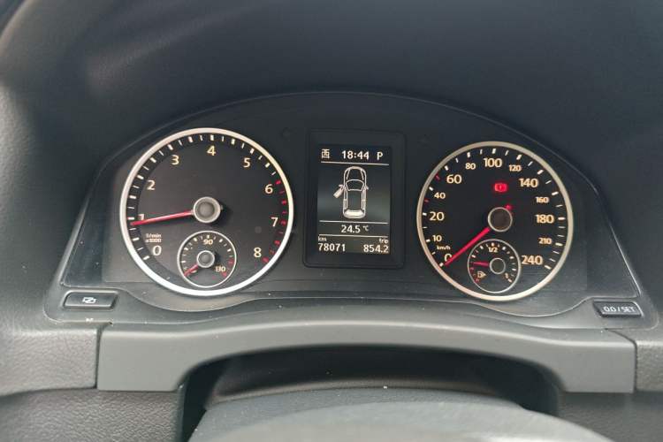 Used Volkswagen Tiguan 2010 2.0 TSI Automatic All-Wheel-Drive Elite Edition Instrument Cluster