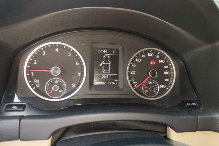 Used Volkswagen Tiguan 2010 1.8 TSI Automatic All-Wheel Drive Fashion Edition Instrument Cluster