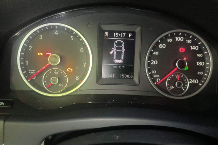 Used Volkswagen Tiguan 2010 1.8TSI Automatic All-Wheel-Drive Elite Edition Odometer Close Up
