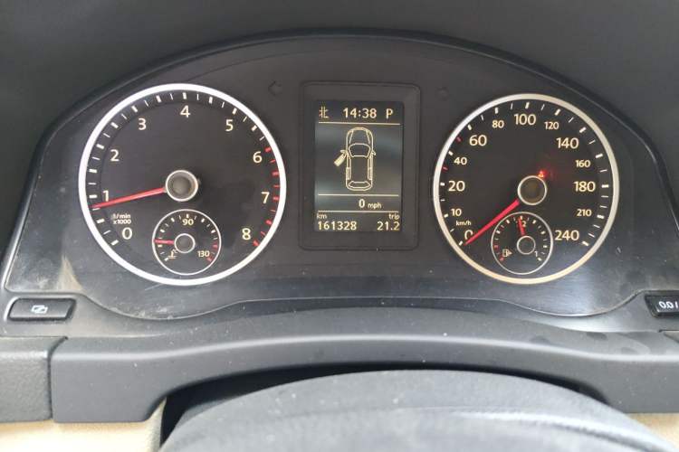 Used Volkswagen Tiguan 2010 1.8TSI Automatic All-Wheel-Drive Elite Edition Odometer Close Up