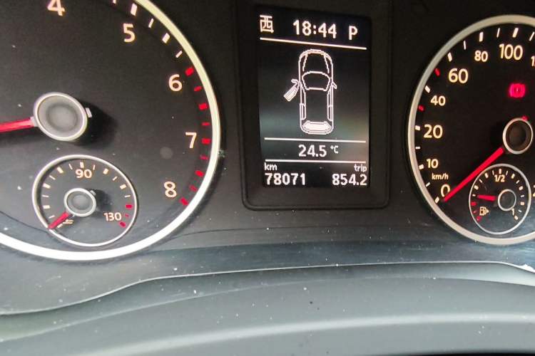 Used Volkswagen Tiguan 2010 2.0 TSI Automatic All-Wheel-Drive Elite Edition Odometer Close Up