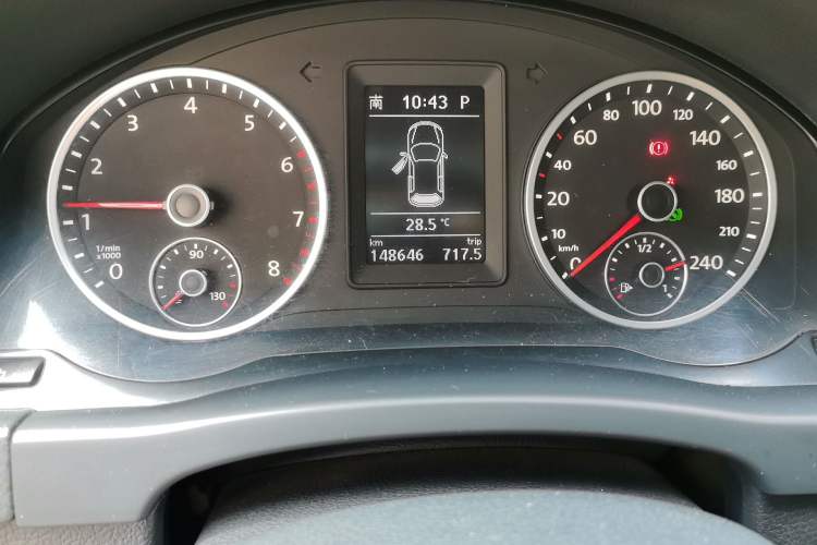 Used Volkswagen Tiguan 2010 1.8TSI Automatic All-Wheel-Drive Elite Edition Odometer Close Up