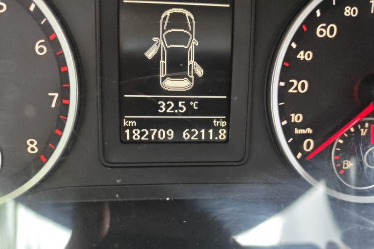 Used Volkswagen Tiguan 2010 2.0 TSI Automatic All-Wheel Drive Flagship Edition Odometer Close Up