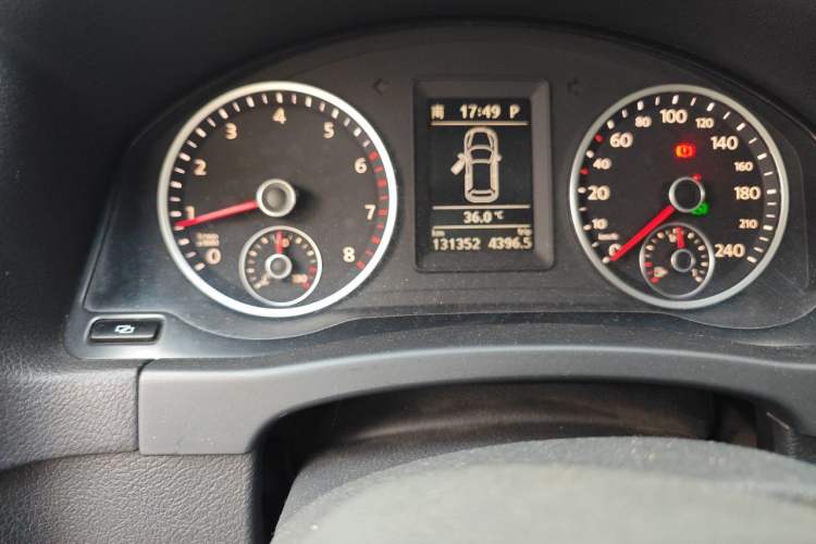 Used Volkswagen Tiguan 2010 2.0 TSI Automatic All-Wheel Drive Flagship Edition Odometer Close Up