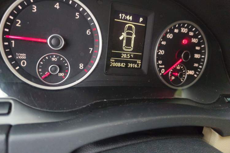 Used Volkswagen Tiguan 2010 1.8 TSI Automatic All-Wheel Drive Fashion Edition Odometer Close Up
