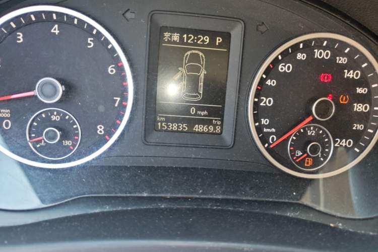 Used Volkswagen Tiguan 2010 2.0 TSI Automatic All-Wheel-Drive Elite Edition Odometer Close Up