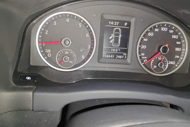 Used Volkswagen Tiguan 2010 2.0 TSI Automatic All-Wheel Drive Flagship Edition Odometer Close Up