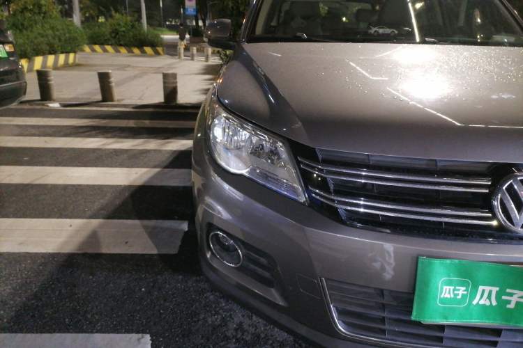 Used Volkswagen Tiguan 2010 2.0 TSI Automatic All-Wheel-Drive Elite Edition Right Front Headlight
