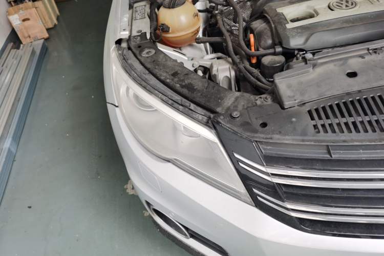 Used Volkswagen Tiguan 2010 2.0 TSI Automatic All-Wheel Drive Flagship Navigation Edition Right Front Headlight