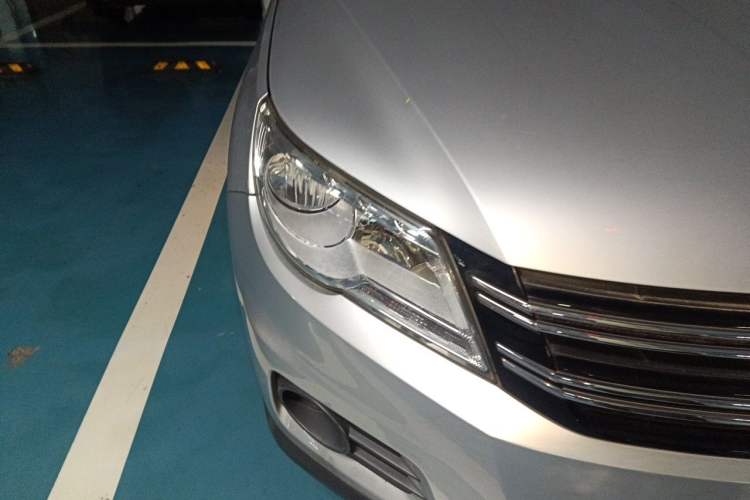 Used Volkswagen Tiguan 2010 1.8 TSI Automatic Two-Wheel Drive Trend Edition Right Front Headlight