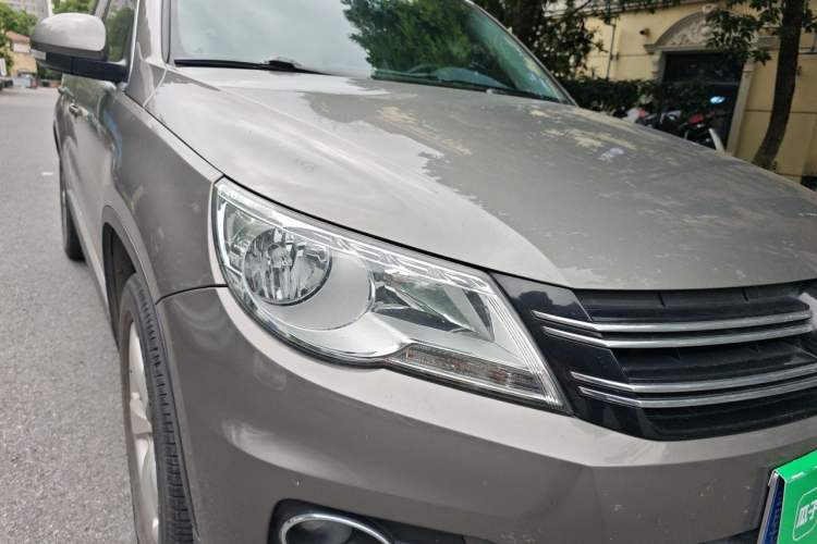 Used Volkswagen Tiguan 2010 2.0 TSI Automatic All-Wheel-Drive Elite Edition Right Front Headlight