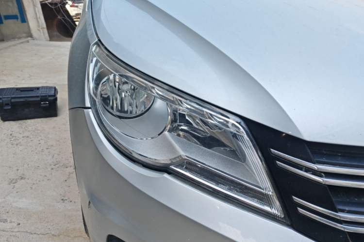 Used Volkswagen Tiguan 2010 2.0 TSI Automatic All-Wheel-Drive Elite Edition Right Front Headlight