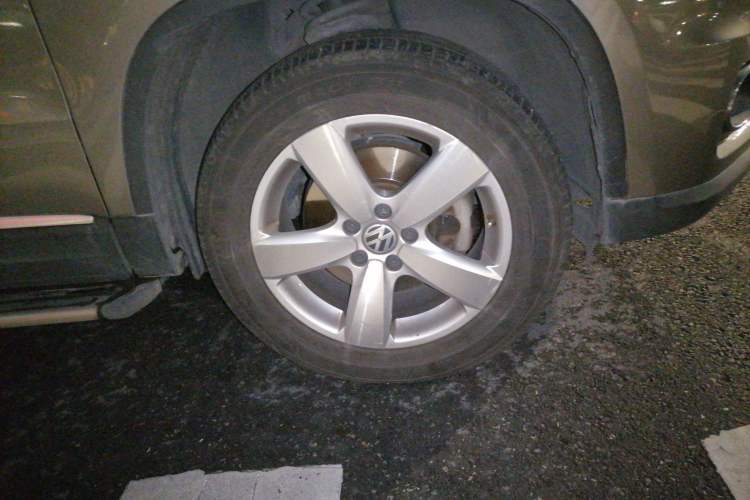 Used Volkswagen Tiguan 2010 2.0 TSI Automatic All-Wheel-Drive Elite Edition Right Front Wheel Hub