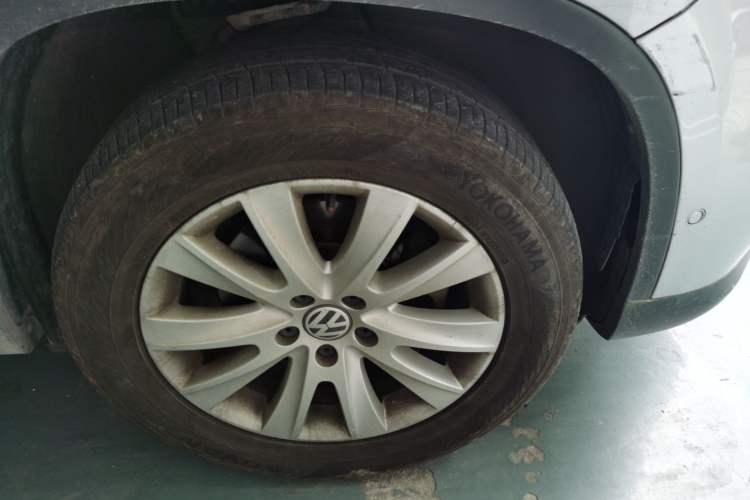 Used Volkswagen Tiguan 2010 2.0 TSI Automatic All-Wheel Drive Flagship Navigation Edition Right Front Wheel Hub