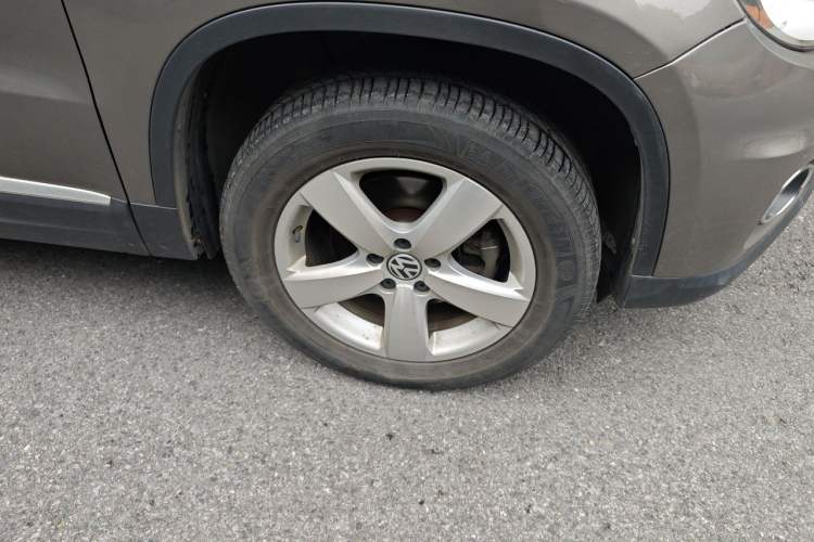 Used Volkswagen Tiguan 2010 2.0 TSI Automatic All-Wheel-Drive Elite Edition Right Front Wheel Hub
