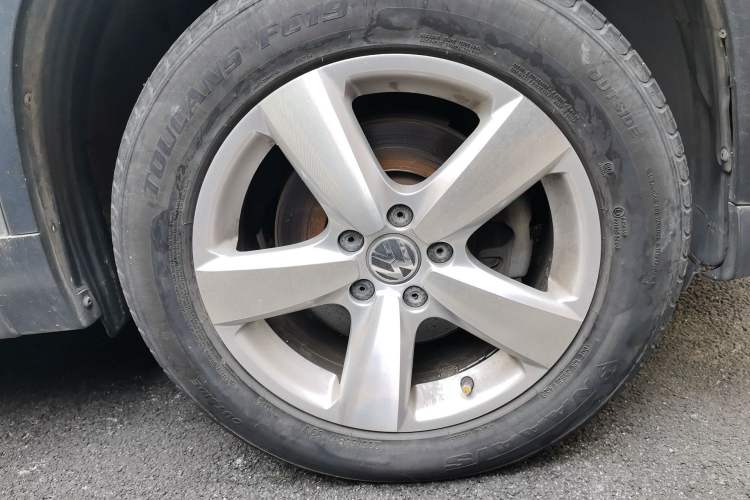 Used Volkswagen Tiguan 2010 1.8TSI Automatic All-Wheel-Drive Elite Edition Right Front Wheel Hub