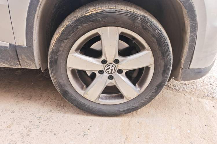 Used Volkswagen Tiguan 2010 2.0 TSI Automatic All-Wheel-Drive Elite Edition Right Front Wheel Hub