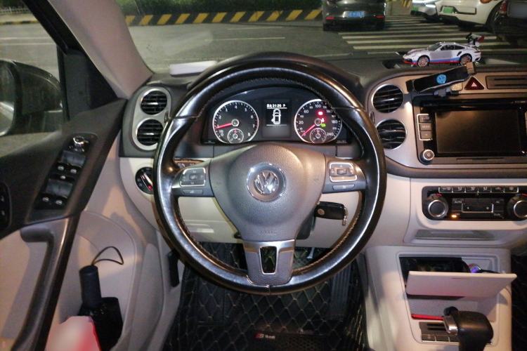 Used Volkswagen Tiguan 2010 2.0 TSI Automatic All-Wheel-Drive Elite Edition Steering Wheel