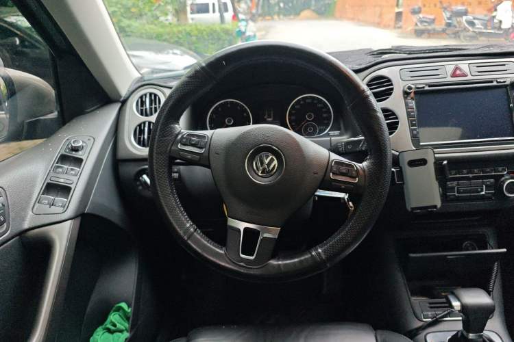Used Volkswagen Tiguan 2010 2.0 TSI Automatic All-Wheel-Drive Elite Edition Steering Wheel