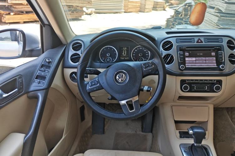 Used Volkswagen Tiguan 2010 2.0 TSI Automatic All-Wheel-Drive Elite Edition Steering Wheel