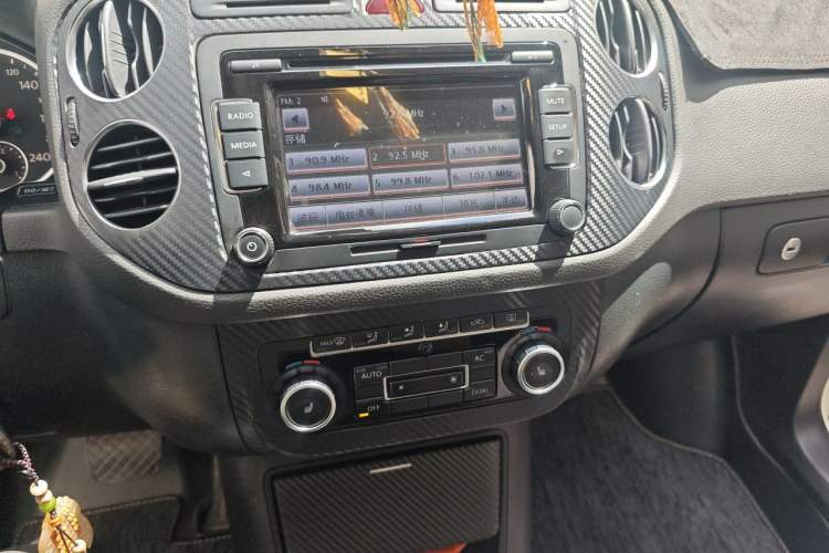 Used Volkswagen Tiguan 2010 2.0 TSI Automatic All-Wheel Drive Flagship Edition Audio And AC Panel