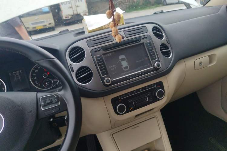 Used Volkswagen Tiguan 2010 1.8TSI Automatic All-Wheel-Drive Elite Edition Audio And AC Panel