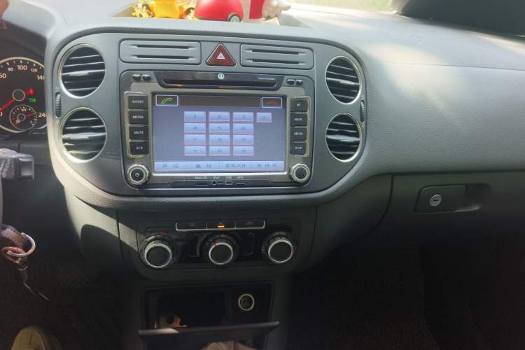 Used Volkswagen Tiguan 2010 1.8 TSI Automatic Two-Wheel Drive Urban Edition Audio And AC Panel