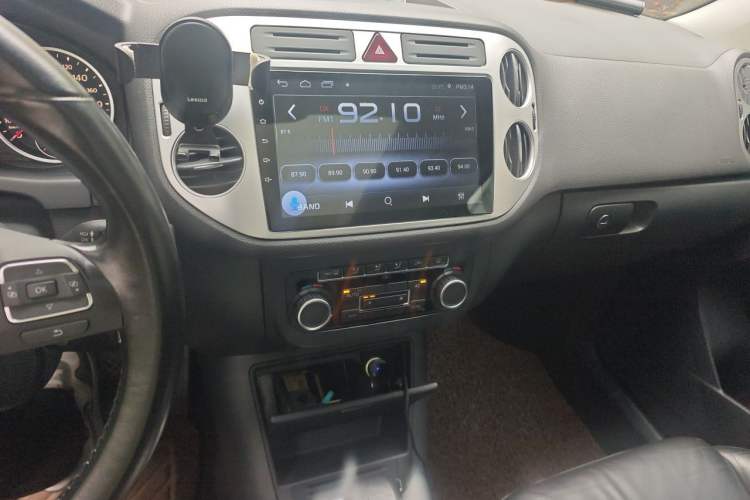 Used Volkswagen Tiguan 2010 1.8TSI Automatic Two-Wheel Drive Elite Edition Audio And AC Panel