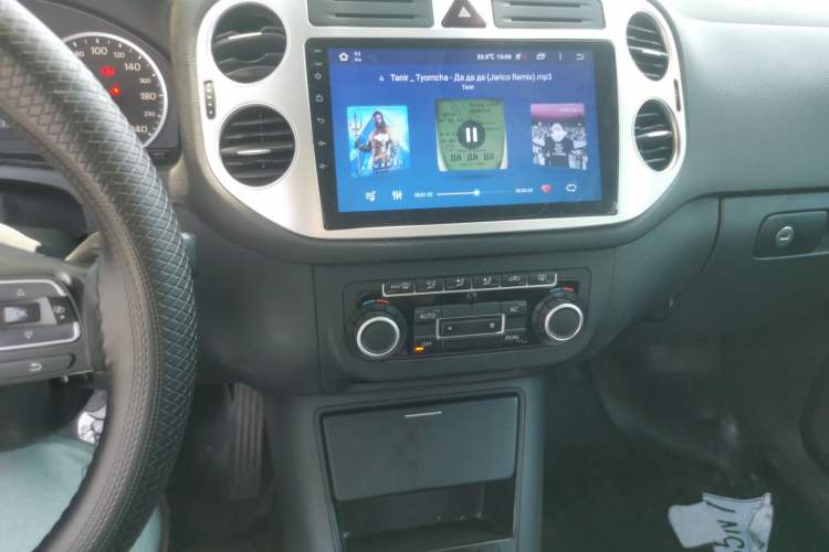 Used Volkswagen Tiguan 2010 1.8TSI Automatic All-Wheel-Drive Elite Edition Audio And AC Panel