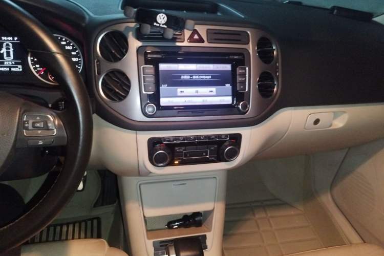 Used Volkswagen Tiguan 2010 1.8TSI Automatic All-Wheel-Drive Elite Edition Audio And AC Panel