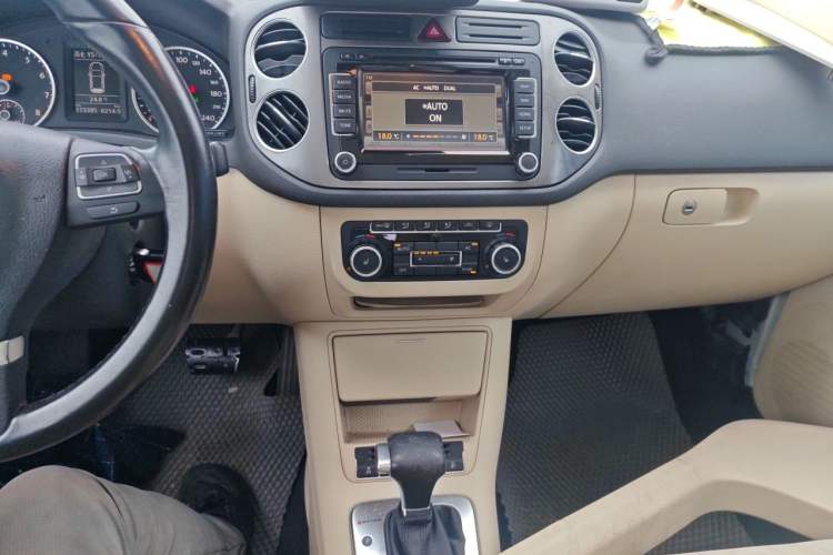 Used Volkswagen Tiguan 2010 2.0 TSI Automatic All-Wheel Drive Flagship Edition Audio And AC Panel