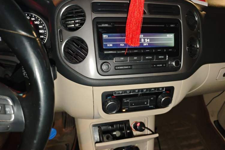 Used Volkswagen Tiguan 2010 1.8TSI Automatic All-Wheel-Drive Elite Edition Audio And AC Panel