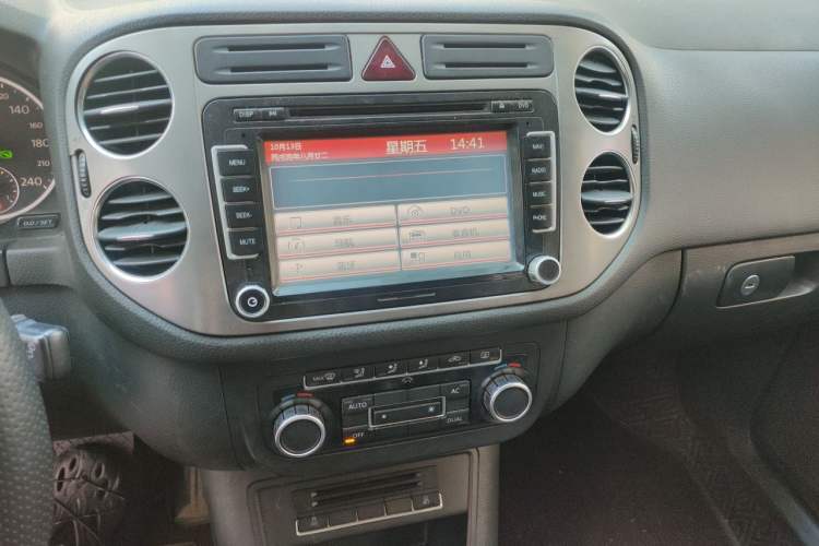Used Volkswagen Tiguan 2010 1.8TSI Automatic Two-Wheel Drive Elite Edition Audio And AC Panel