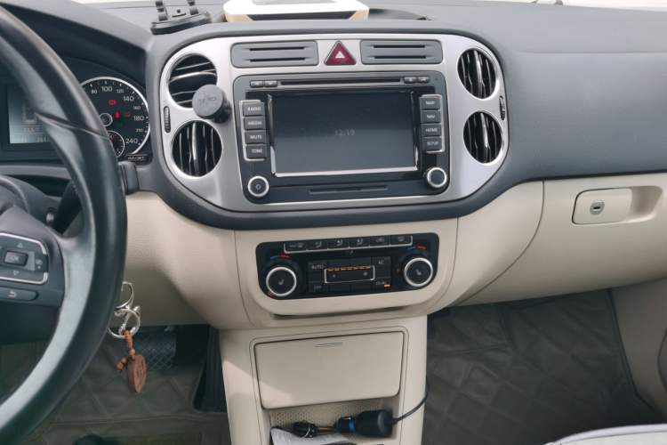 Used Volkswagen Tiguan 2010 2.0 TSI Automatic All-Wheel Drive Flagship Navigation Edition Audio And AC Panel