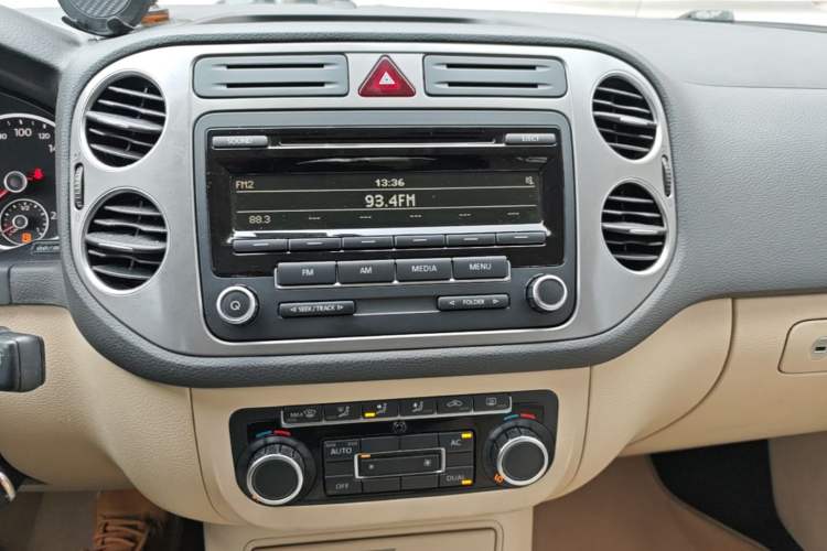 Used Volkswagen Tiguan 2010 1.8TSI Automatic All-Wheel-Drive Elite Edition Audio And AC Panel